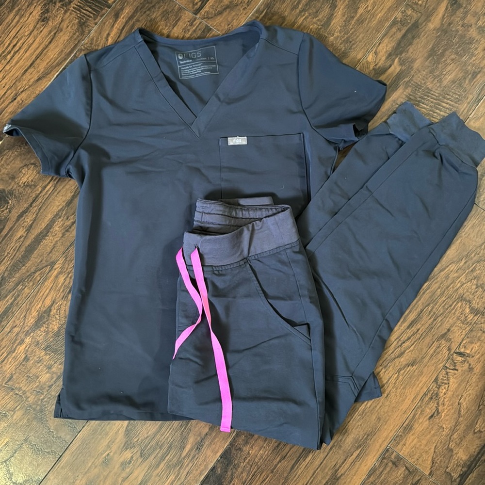 SET gray figs w/ pink